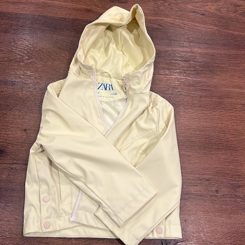 Zara pale yellow raincoat. EUC. Girls size 7.
